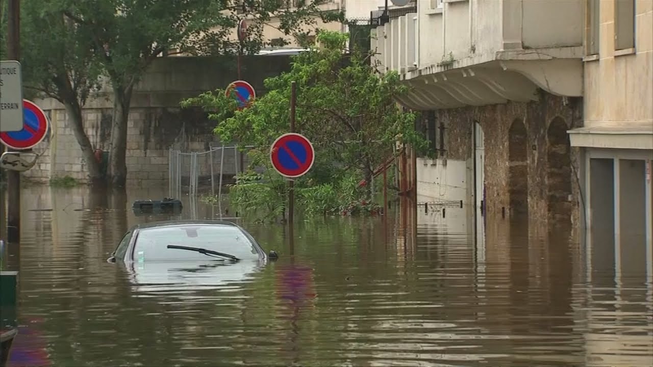 Paris floods pose threat for the economy