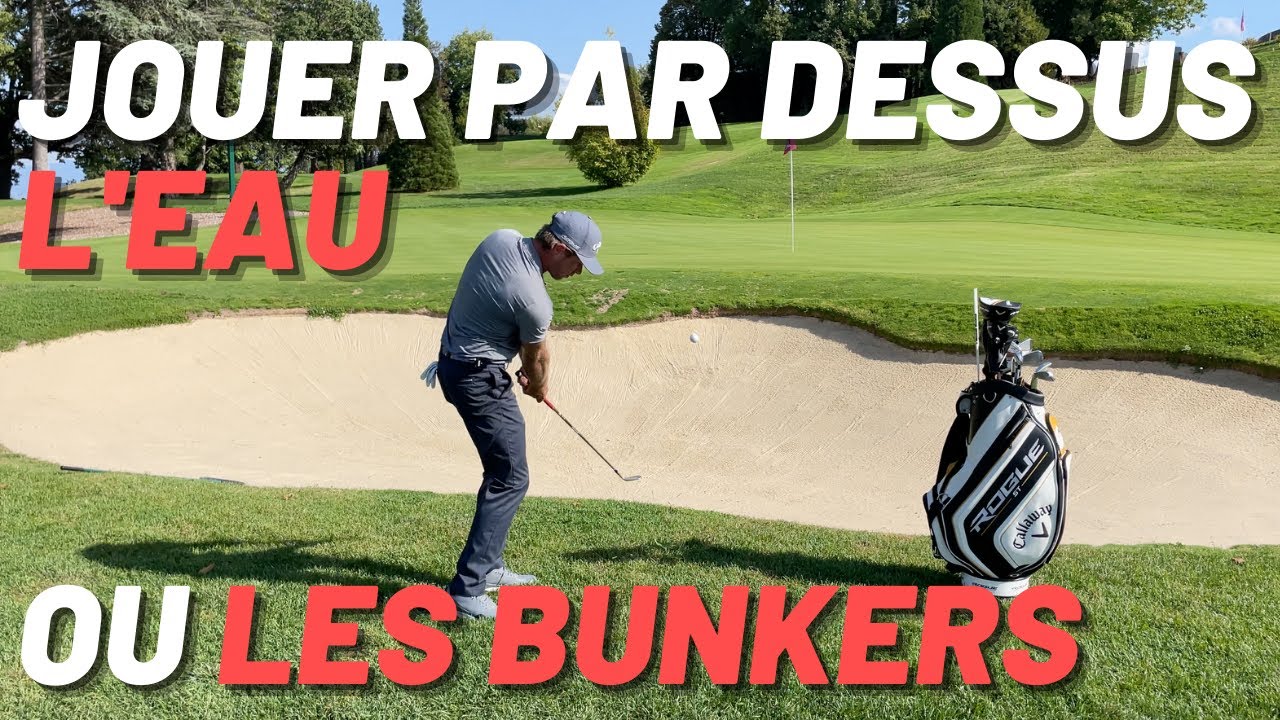 Jouer par dessus l'eau et le sable au golf. Ça marche !