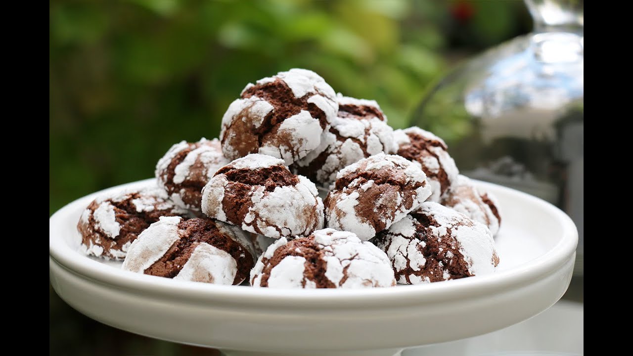 Petits gâteaux de Noël craquelés au chocolat ou crinkles