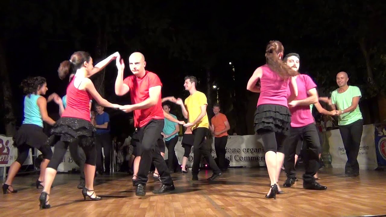 ESIBIZIONE BACHATA E SALSA CUBANA - SCUOLA RITMO TROPICALE