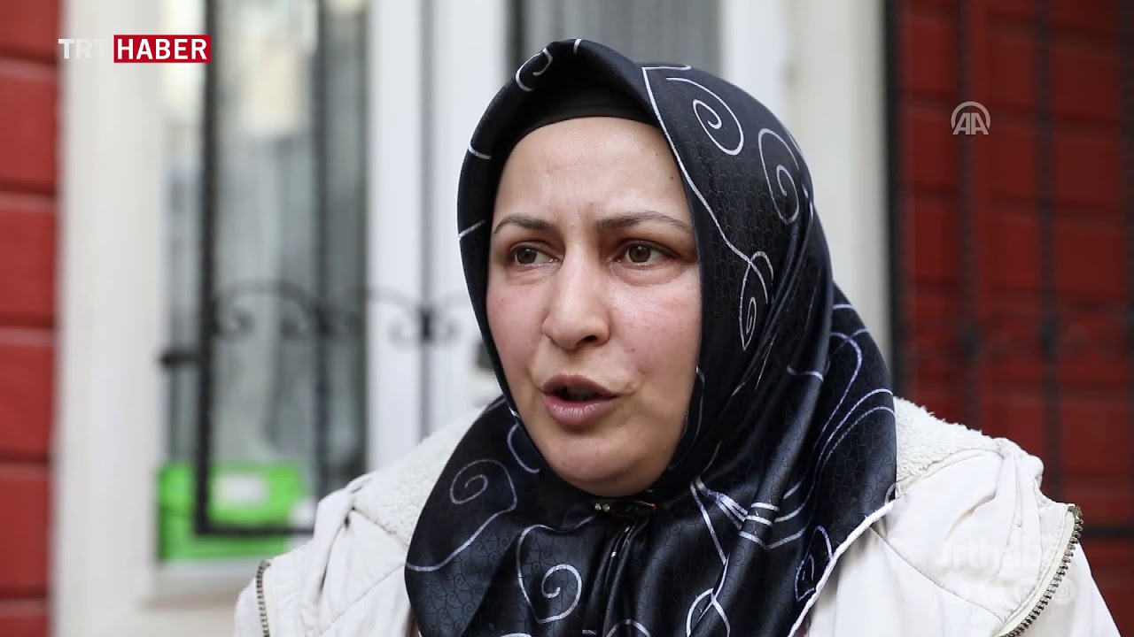 Otizmli oğluna ve görme engelli kızına bakan anne
