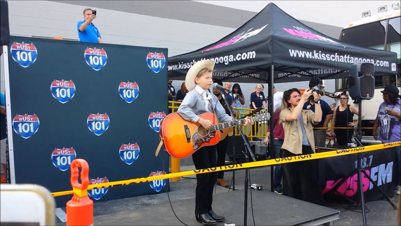 Mason Ramsey yodels his way into Chattanooga.