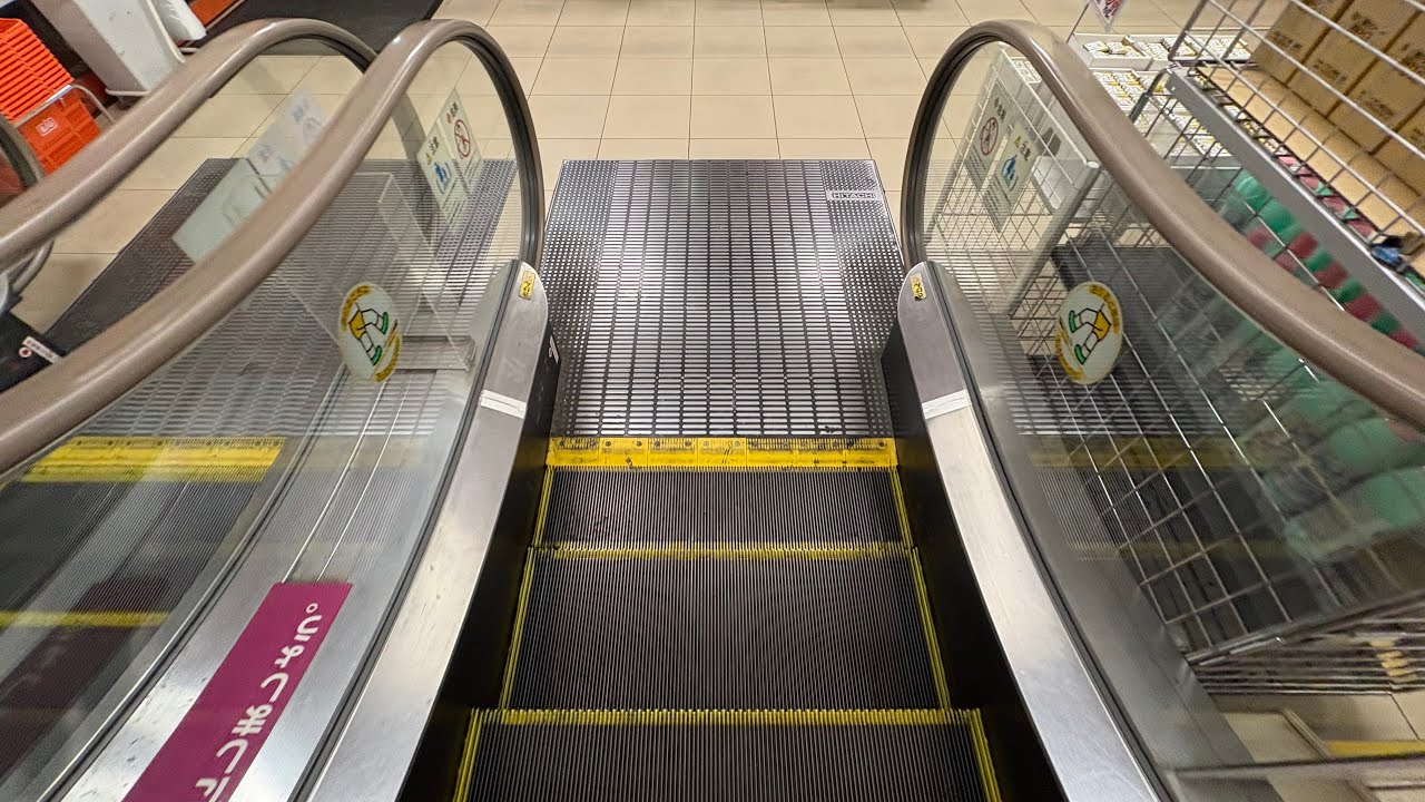（残るレトロなステッカー）イオン系で残るは少し珍しい?    日立エスカレーター 上り→下り 1F〜2F間　#エスカレーター #日立エスカレーター 