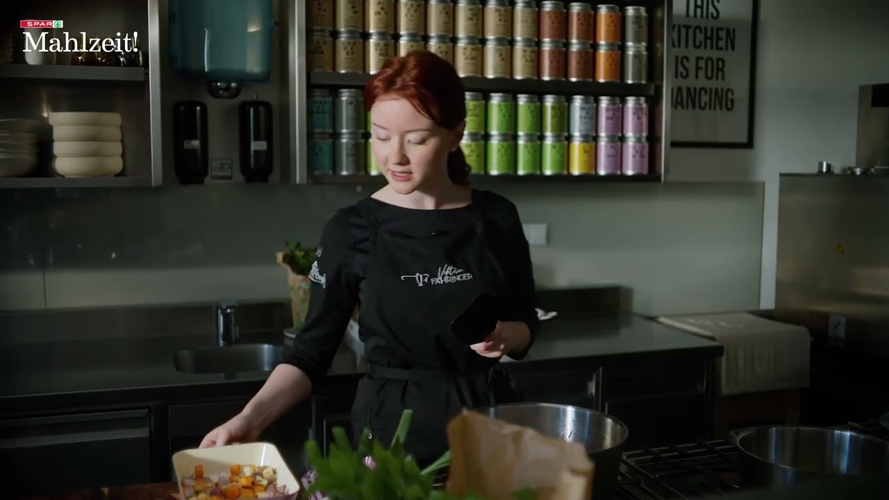 In der Küche mit Viktoria Fahringer - Geschmorter Schweinebauch | SPAR Mahlzeit!