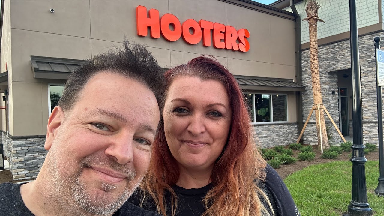 Hooters Comes to The Villages
