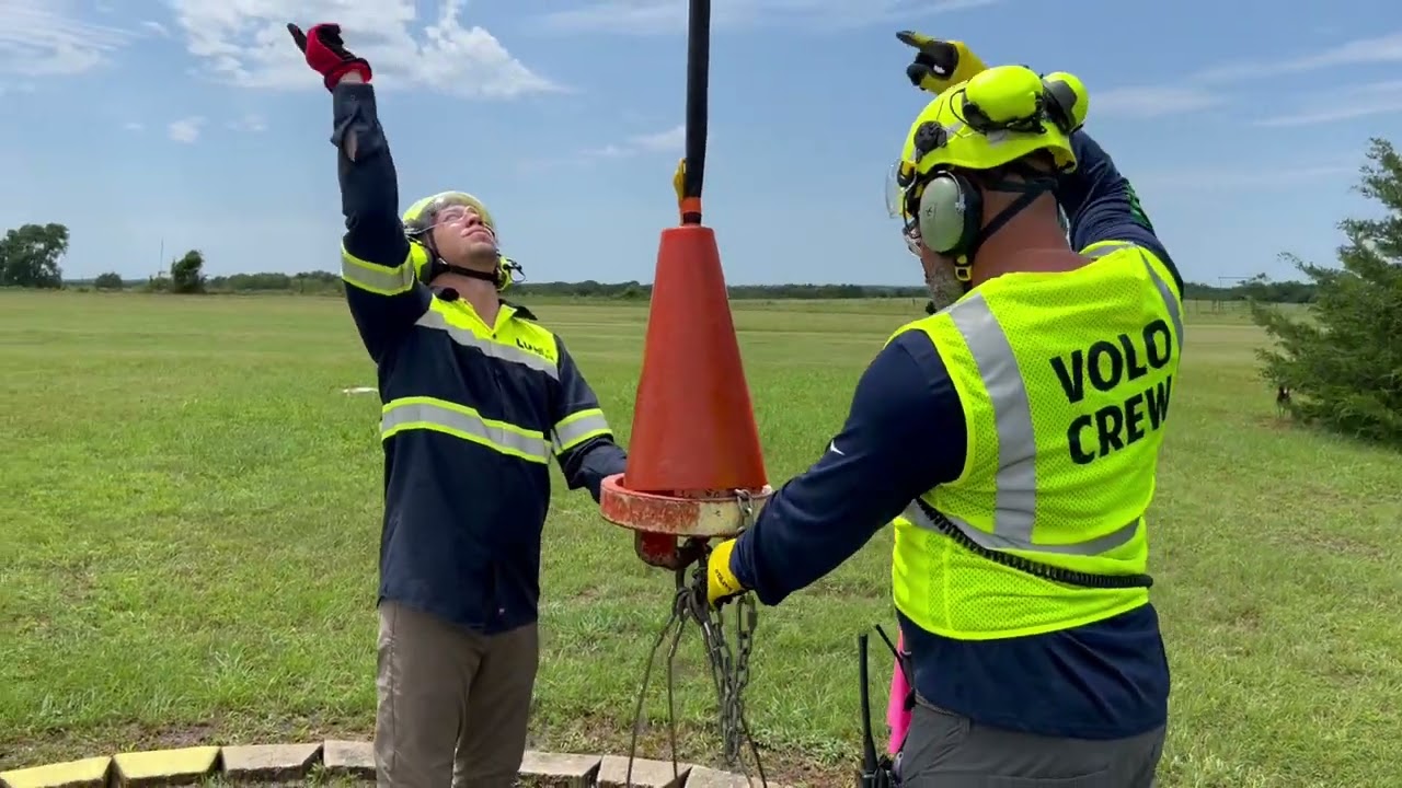 Ground crew hooking out medical litter - Helicopter ground crew training@volomission