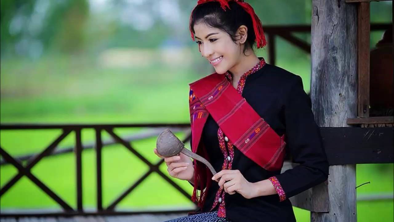 สาวภูไทไกลบ้าน - น้องแป้ง ณัฐธิดา