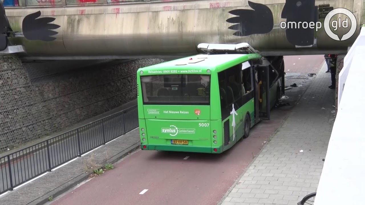 Bus rijdt zich klem onder viaduct: zeven gewonden
