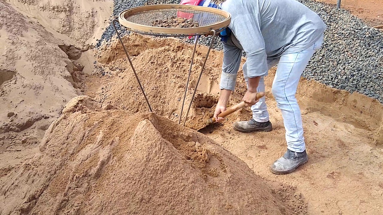 Como peneirar areia só com uma mão. .