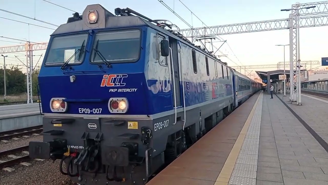 EP09-007 z IC ROZEWIE do Wrocławia Gł. zatrzymuje się na stacji Rzeszów Gł. 21.09.2025