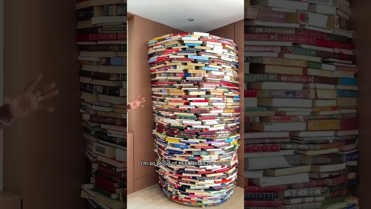 Посмотрите на мою книжную башню! Бывший министр финансов Кеми Адеосун с гордостью демонстрирует с...