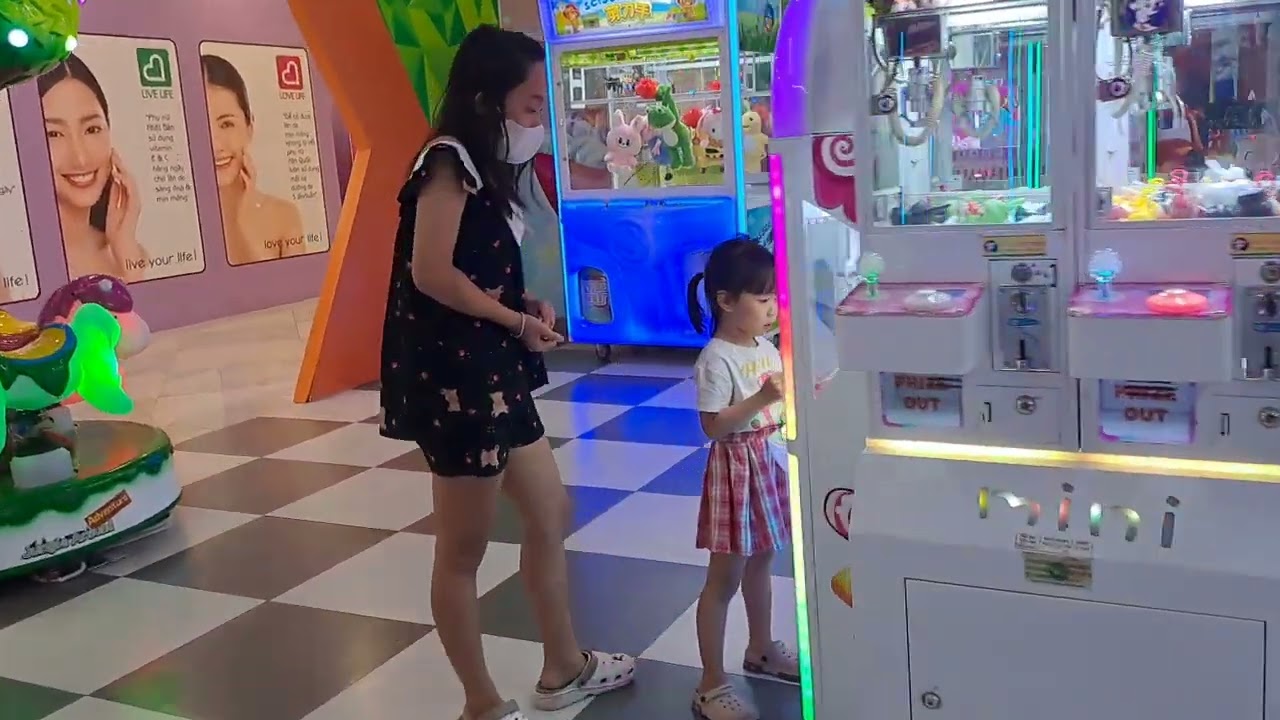 Khu vui chơi..Thang cuốn mà nói Thang máy chịu..🤭