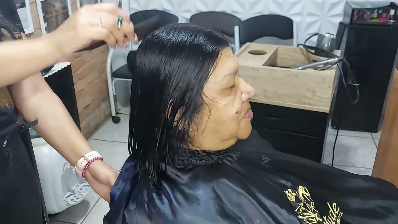 Corte feminino chanel com leves camadas, super simples de fazer!