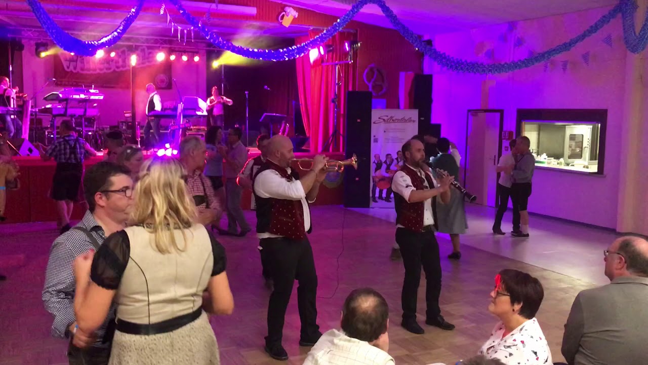 Oktoberfest à Roppenheim animé par les Orig Willerthaler interprètent Hans feller polka