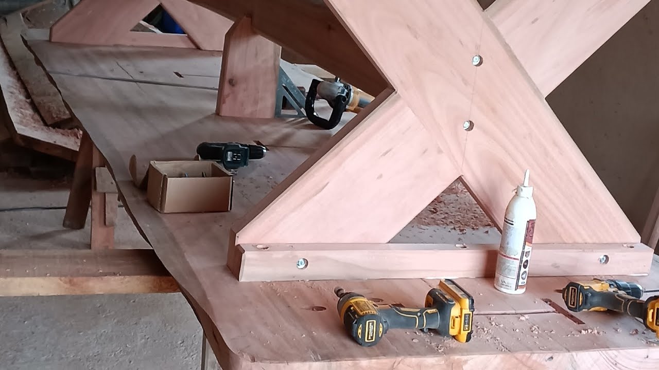 Como fazer mesa rústica? união das pranchas com barras roscadas!