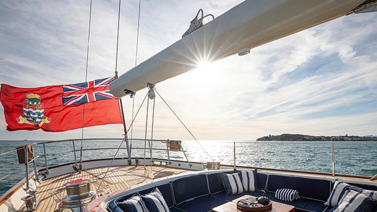 Spinaker v živo: Zakaj bi imeli svoj čoln pod tujo zastavo?