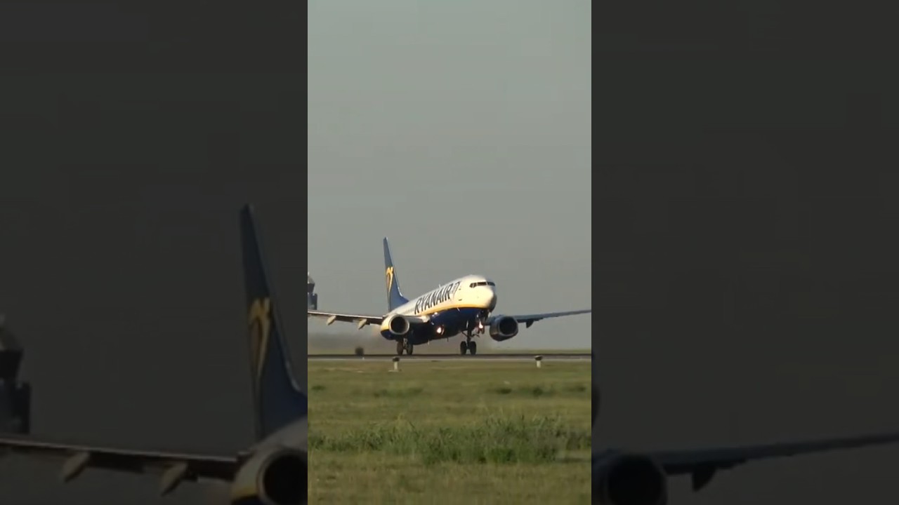 Boeing 737NG Ryanair Takeoff #avgeeks #planespotting #lisbonairport #airportslive