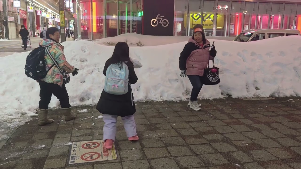 Sum Sum plays snow near hotel