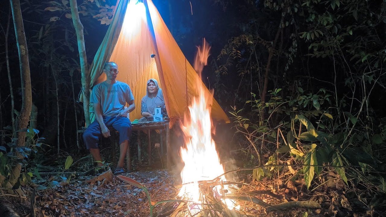 “SUAMI ISTRI CAMPING DIBAWAH POHON TUMBANG. MEMASAK MENU ISTIMEWA”