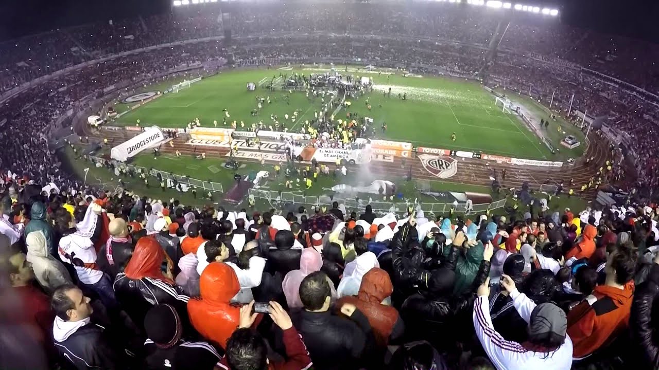 Festejos en la tribuna bajo la lluvia - River Campeón de la Copa Libertadores de América 2015
