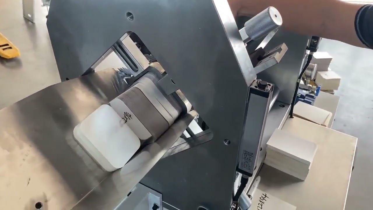 Aluminum foil lunch box cover die-cutting machine