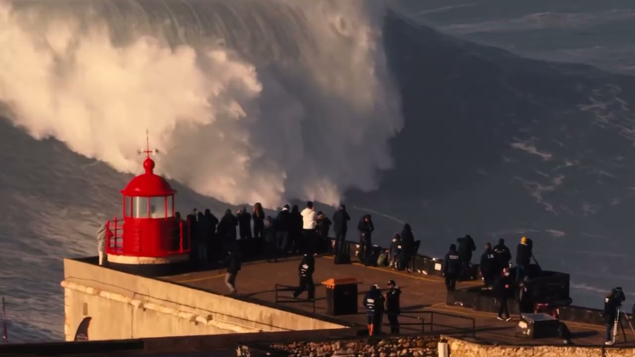 Como é um dia de ondas gigantes em Nazaré?