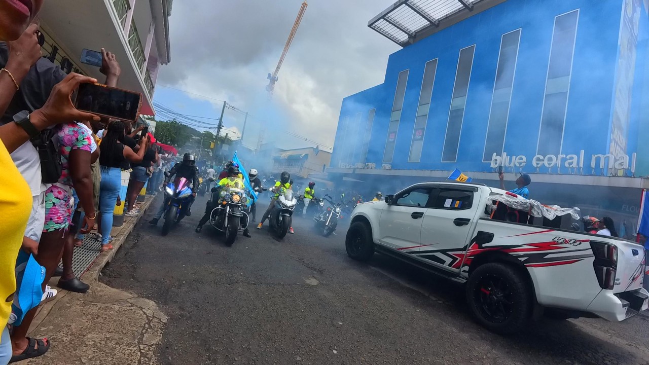‎Riders leaving to embark on the 