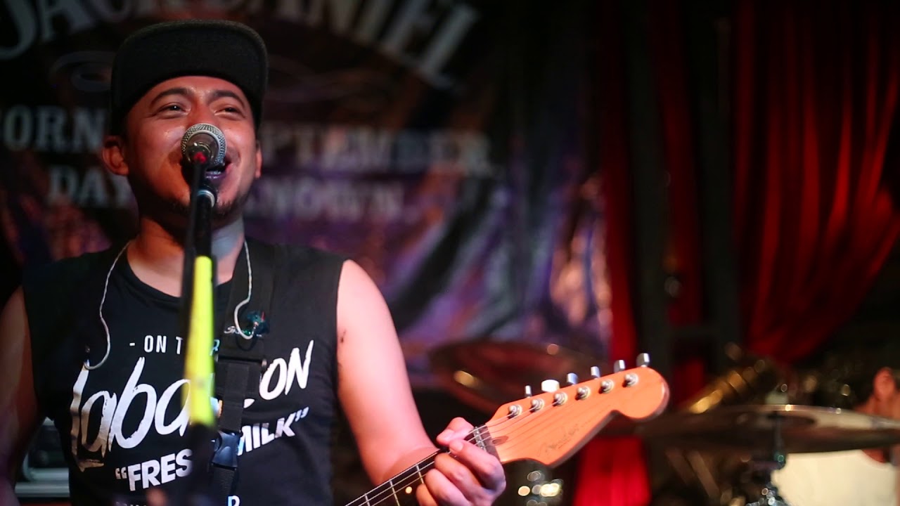 แฟนเก่า feat.พี่กบ BigAss - Labanoon live at Parking Toys
