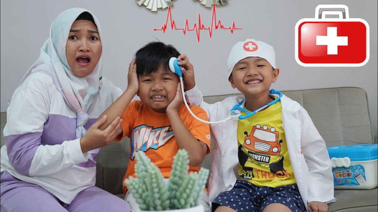 DRAMA ANAK - VINO JADI DOKTER DOKTERAN PERIKSA DAVIN YANG PURA PURA SAKIT | Davino Vlog