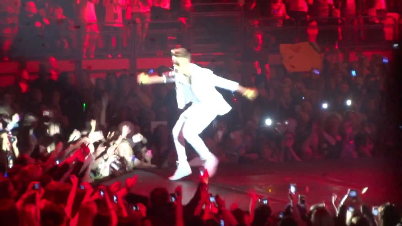 Justin Bieber Believe Tour 27/02/13 - Intro + All Around The World (HD)