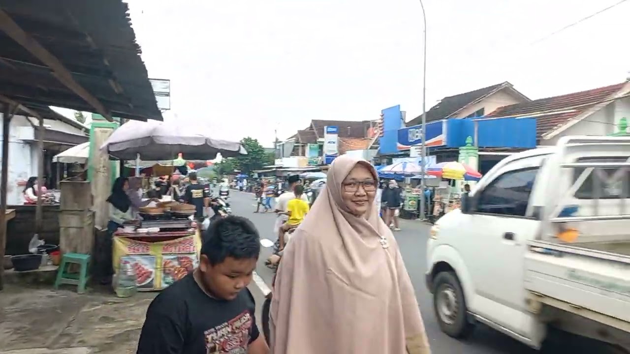 Biasanya ada Relawan yang mengatur kendaraan saat para pembeli Takjil  depan Masjid AL MIFTAH KAUMAN