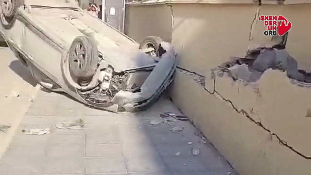 Okul Duvarını Par&ccedil;alayan otomobil takla attı