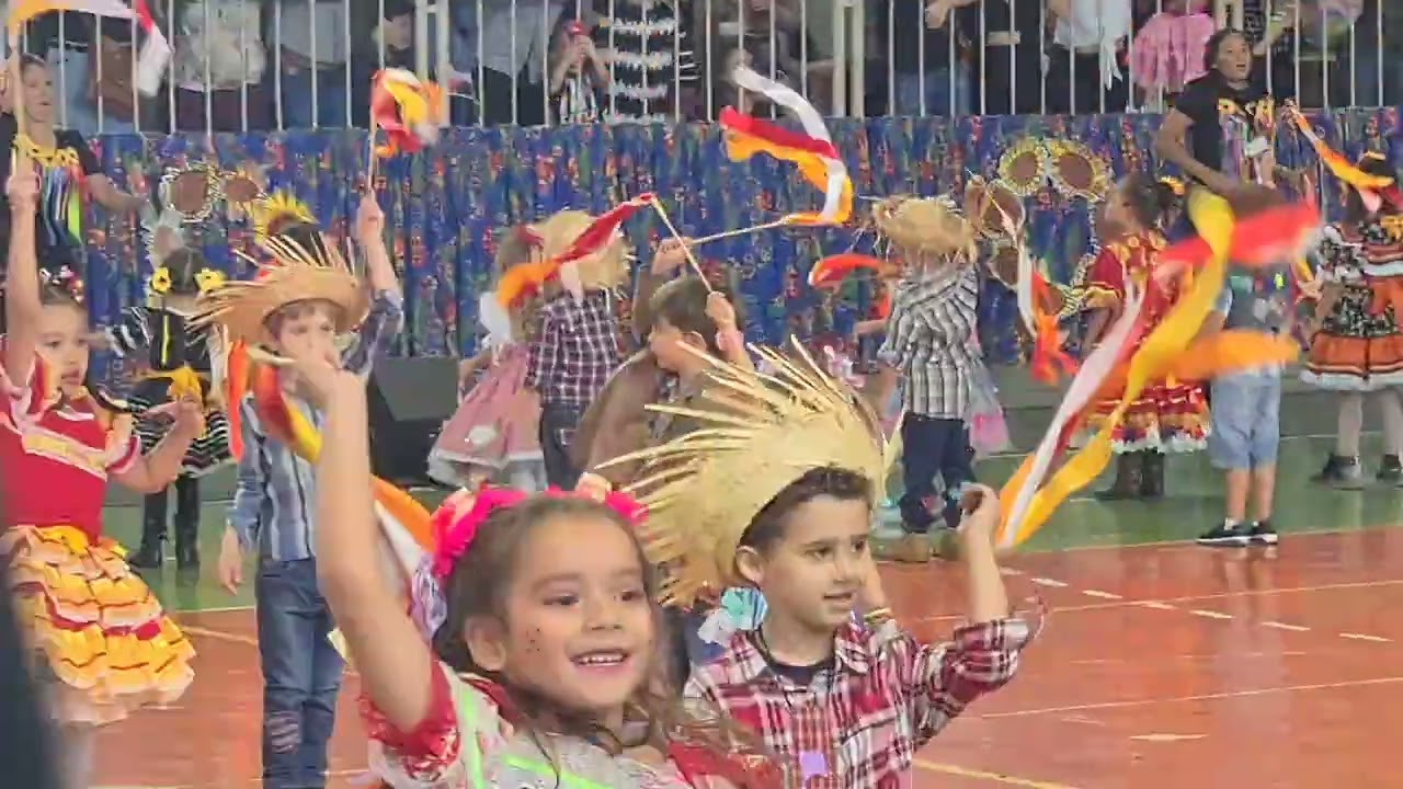 Festa Junina escola Mariana - tem pipoca tem, tem animação