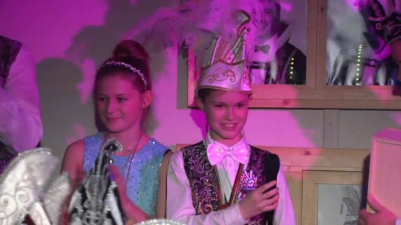 aftreden jeugdprins en jeugdraad bij carnavalsvereniging de Lappelekkurs in Hoogeloon
