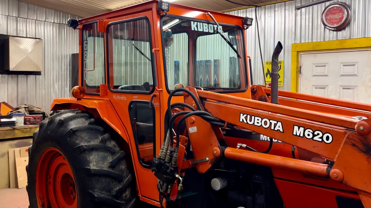 Изготовленная на заказ кабина трактора // Kubota M6800