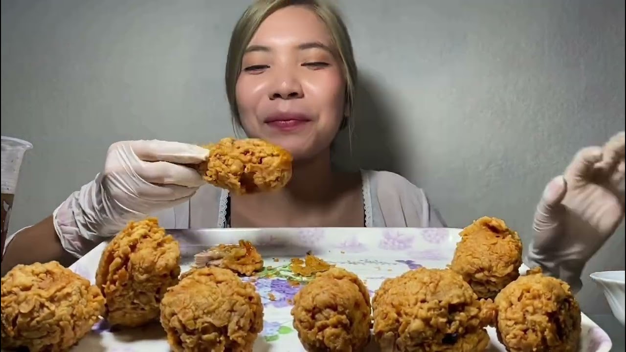 ASMR eating fried chicken 🍗😋 #friedchickenmukbang #yummy #food #eatingshow 