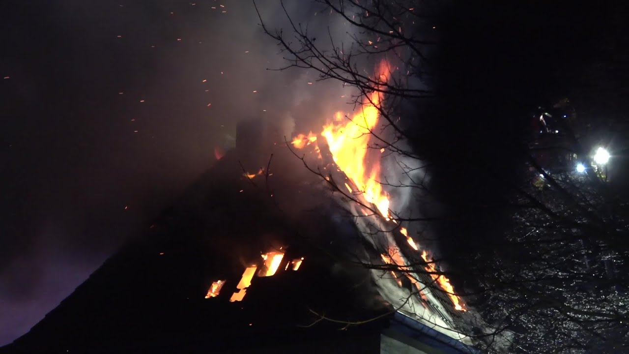Dachstuhl in Vollbrand - Gesamte Feuerwehr im Einsatz in Sankt Augustin-Hangelar am 06.01.26 + O-Ton