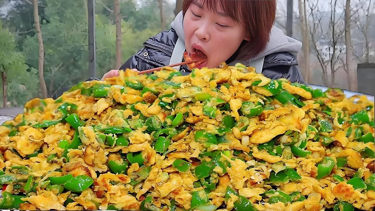 秋妹整一盤辣椒炒蛋，配個青菜豆腐湯，乾上兩碗大飯太巴適了！ 【顏美食】