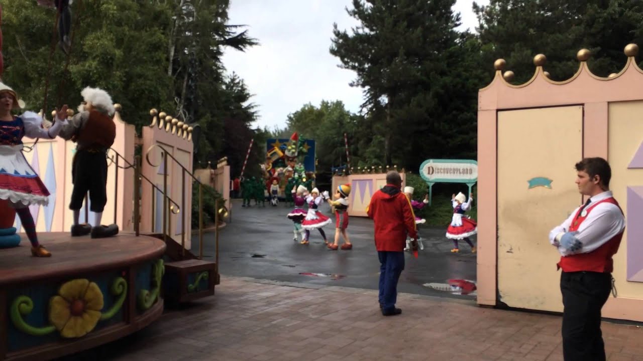 Mary Poppins, Alice in Wonderland, Pinocchio - Disney Magic on Parade - Paris - August 2014