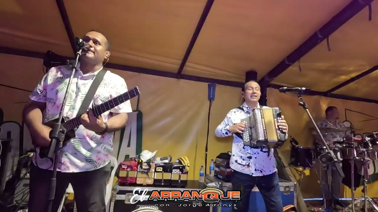 TUS OJITOS ME VUELVEN LOCO  -  NENITO VARGAS EN VIVO
