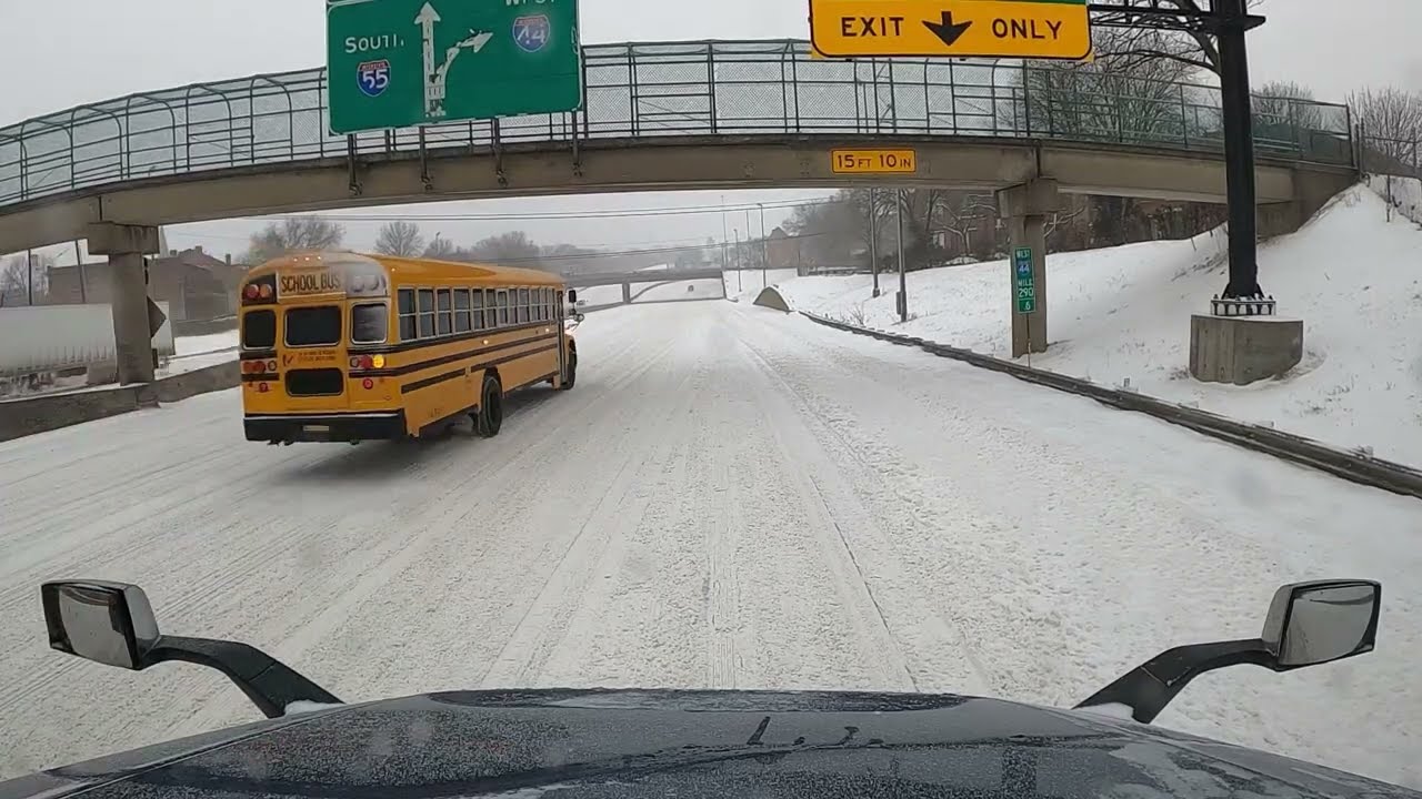 February 4, 2022/39 Trucking. A flat tire in the Blizzard. ST. Louis Missouri