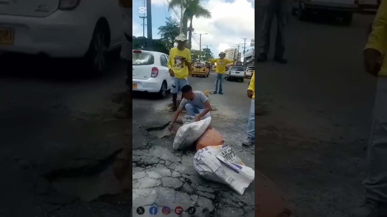 Tapando huecos en la ciudad de ibague junto a mi novia y con los tapa huecos
