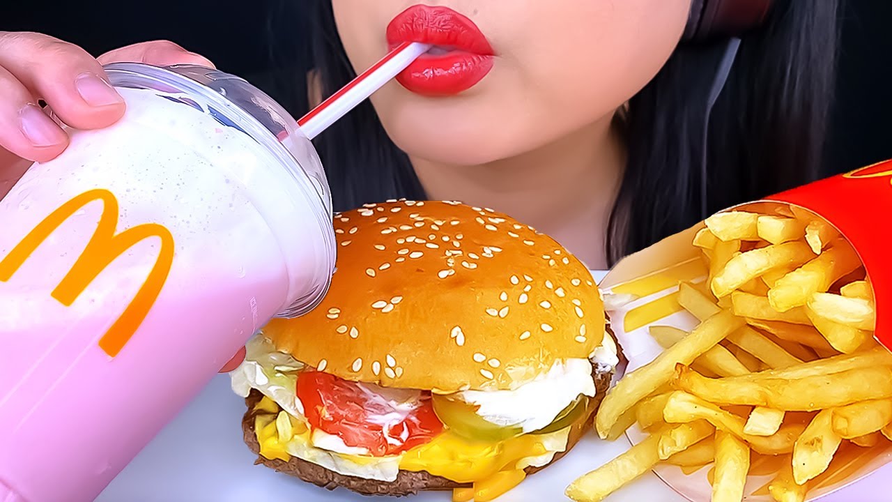 ASMR STRAWBERRY MILKSHAKE, DELUXE QUARTER POUNDER & FRENCH FRIES (Eating Show) | MUKBANG | ASMR Phan