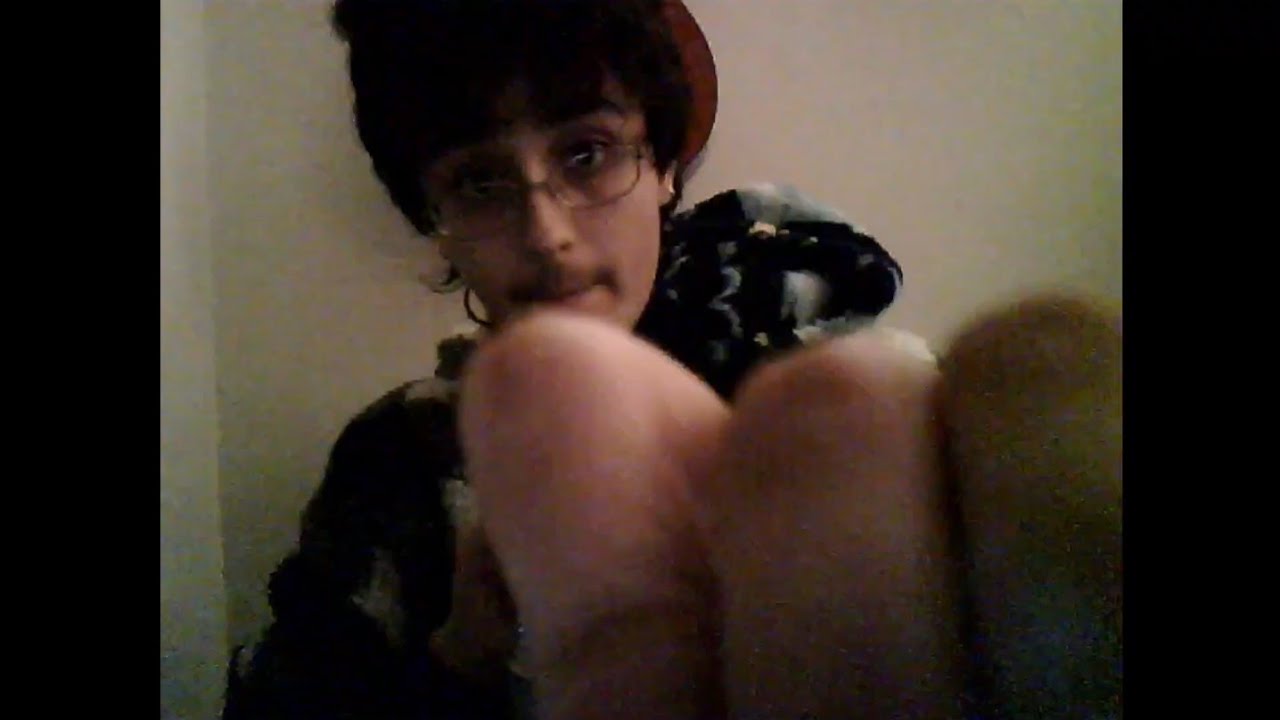 asmr mic triggers (brushing, touching etc) w visuals.. act natural everyone..