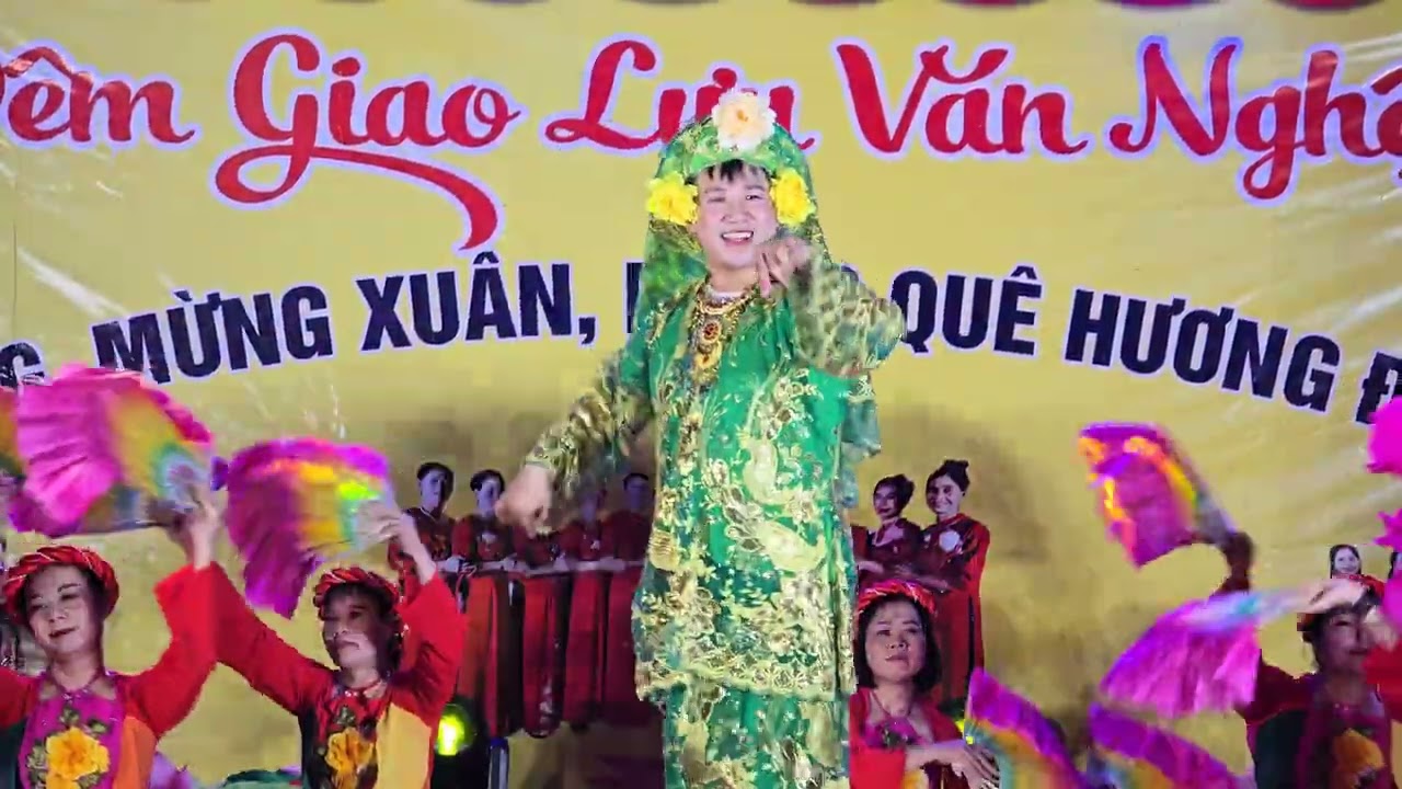 Lễ hội, TDP Văn Xá với tiết mục múa Cô Đôi Thượng Ngàn Hồng Thắm cùng các diễn viên chuyên nghiệp.