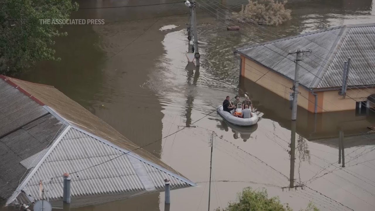 Kherson residents defiant as city flooded by dam