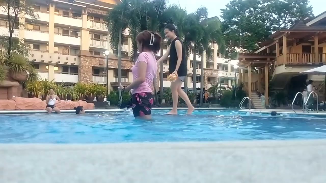 Making waves and memories with my favorite people 🏊‍♀️👨‍👩‍👧‍👦 #FamilyTime #SwimTogether #PoolFun