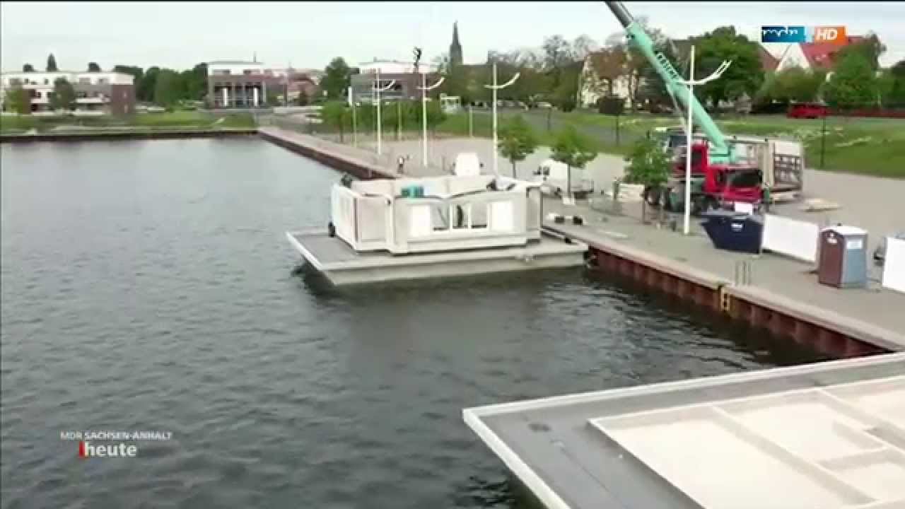 Hausboote und schwimmende Häuser auf dem Goitzschesee // Goitzsche Resort