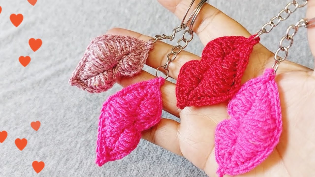 ميدالية مفاتيح كروشيه سهلة وممتعة على شكل شفاه/ Easy and fun crochet lips keychain