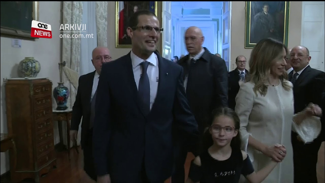 FOLLA KBIRA SSELLEM LILL-PM ABELA